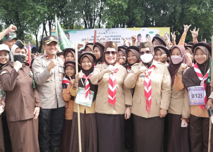 Bupati Bojonegoro Anna Mu'awanah bersama para Pramuka di sela membuka acara Jelajah Santri ke VII Jawa Timur yang diselenggarakan di Alun Alun Bojonegoro.