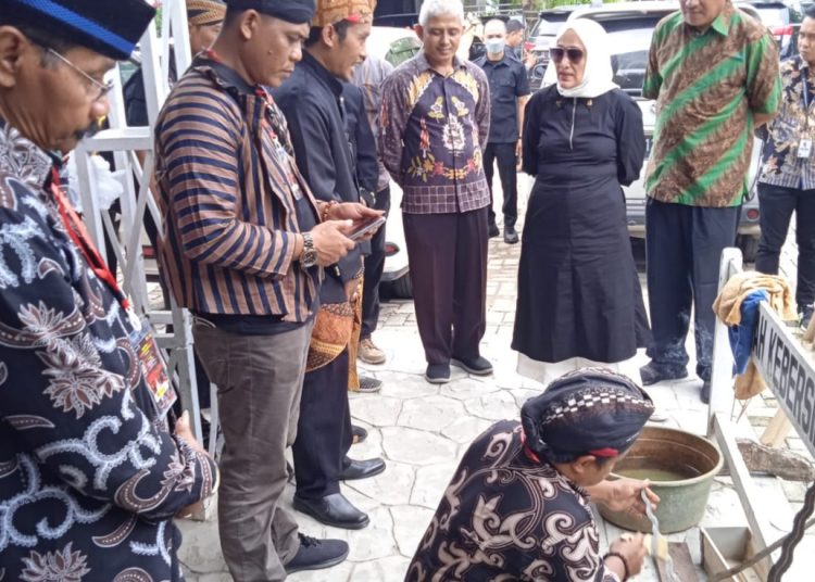 Bupati Bojonegoro Anna Mu’awanah saat di acara Gelar Pusaka Gugah Tuah Keris Khayangan Api di Hotel Resto Griya MCM, Kecamatan Kota, Bojonegoro.