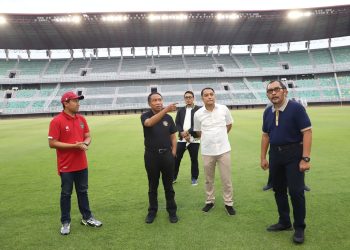 Wali Kota Surabaya, Eri Cahyadi mendampingi Menteri Pemuda dan Olahraga (Menpora) RI, Zainudin Amali di Stadion Gelora Bung Tomo.