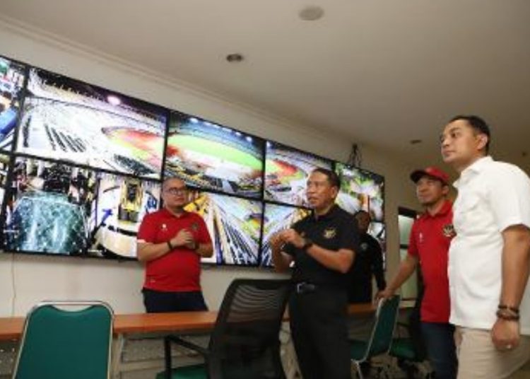 Menteri Pemuda dan Olahraga (Menpora) Zainudin Amali saat mengunjungi Stadion Gelora Bung Tomo.
