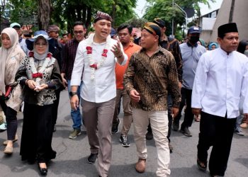 Wali Kota Surabaya Eri Cahyadi bersama Ketua TP PKK Surabaya Rini Indriyani mengikuti pawai bersih desa.