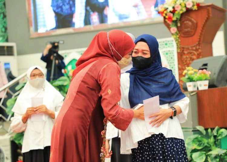 Gubernur Jatim Khofifah Indar Parawansa menyerahkan bantuan pencegahan stunting kepada 20 balita, bantuan untuk 100 ibu hamil dan zakat produktif kepda 100 pelaku usaha ultra mikro di Malang.