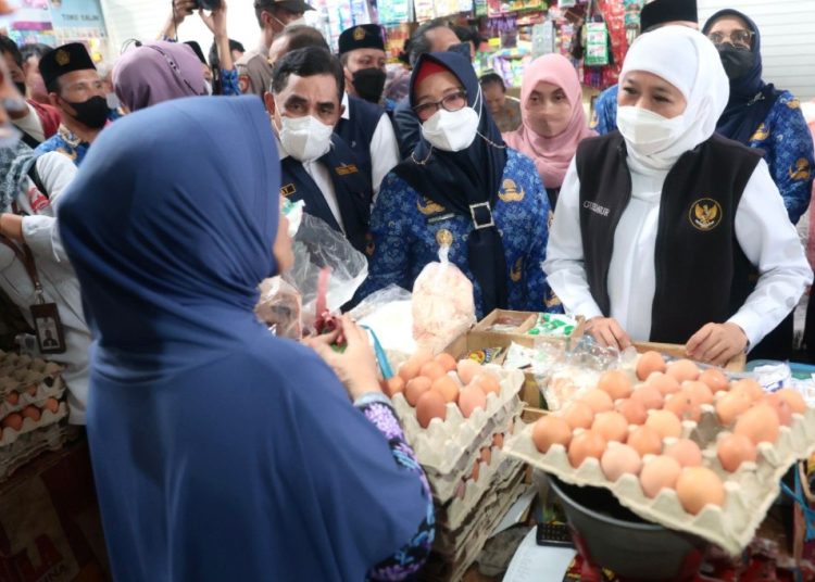 Gubernur Jawa Timur Khofifah Indar Parawansa saat meninjau Pasar Baru Gresik.