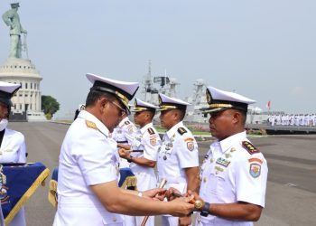 Panglima Komando Armada (Pangkoarmada) II Laksda TNI Dr. T.S.N.B. Hutabarat, M.M.S., memimpin acara serah terima lima jabatan strategis yang ada di jajaran Koarmada II.
