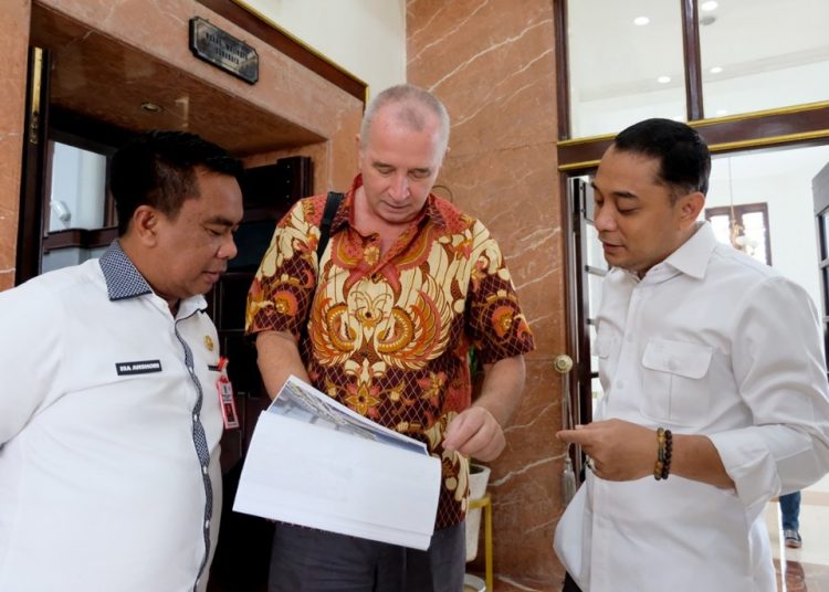 Wali Kota Surabaya Eri Cahyadi bersama Kepala Dinas PU Sumber Daya Air Provinsi Jawa Timur Muhammad Isa Anshori dan Representative Kerjasama di Sektor Air Indonesia-Belanda Dr. Rien A.C. Dam.