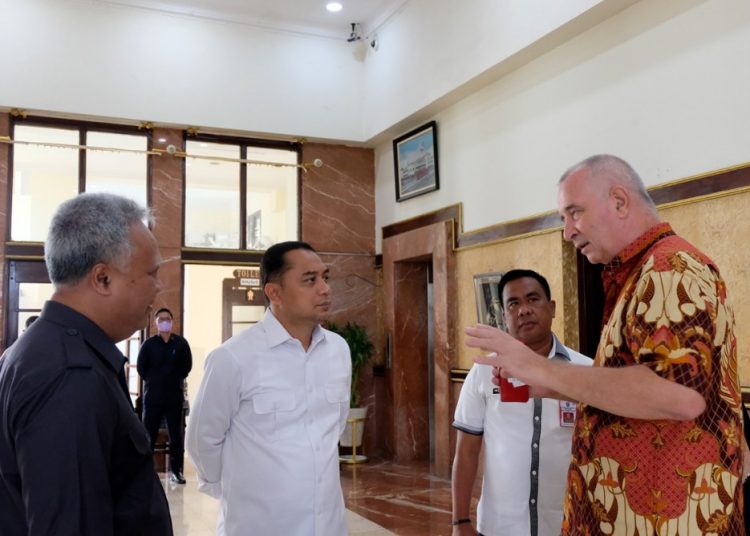 Representative Kerjasama di Sektor Air Indonesia-Belanda Dr. Rien A.C. Dam berdiskusi dengan Wali Kota Surabaya Eri Cahyadi di lobby Balai Kota Surabaya.