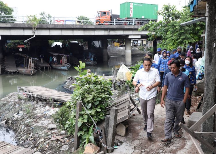 Wali Kota Surabaya Eri Cahyadi di sekitar kawasan Kampung 1001 Malam.