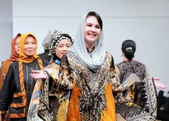Arumi Bachsin menjadi model pada peragaan busana Jogja Festival Batik 2022.