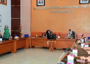 Ketua Dekranasda Jatim Arumi Bachsin mengunjungi dan berdialog dengan Kepala Balai Besar Kerajinan dan Batik (BBKB) Yogyakarta Hendra Yetty.