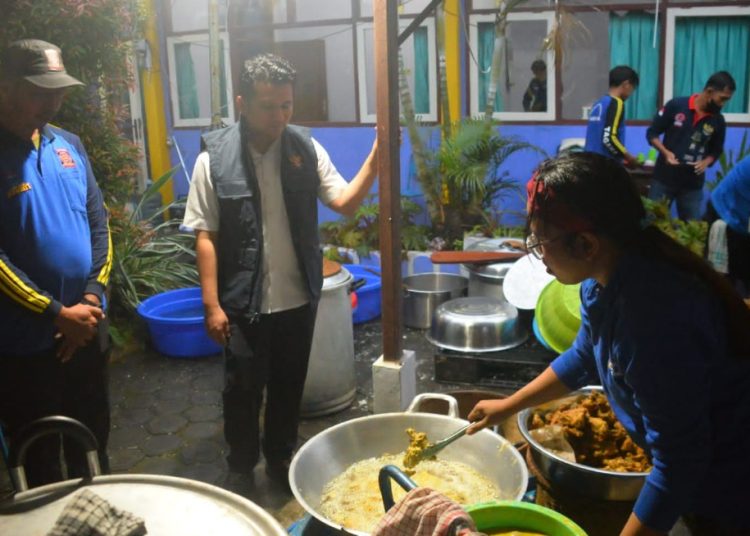 Wakil Gubernur Jatim Emil Elestianto Dardak mendatangi dapur umum yang dikelola Dinas Sosial Provinsi Jatim di Kecamatan Togalan, Trenggalek.