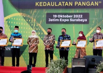 Wali Kota Eri Cahyadi (kanan) menerima penghargaan Peduli Ketahanan Pangan dalam kategori Bidang Pemanfaatan Ruang Terbuka Hijau (RTH) pada Peringatan Hari Pangan Sedunia ke-42 yang digelar di Jatim Expo International Convention Exhibition Surabaya.