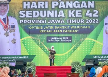 Gubernur Jatim Khofifah Indar Parawansa dalam puncak peringatan Hari Pangan Sedunia ke-42 Tahun 2022 Provinsi Jawa Timur, di Jatim Expo, Surabaya.