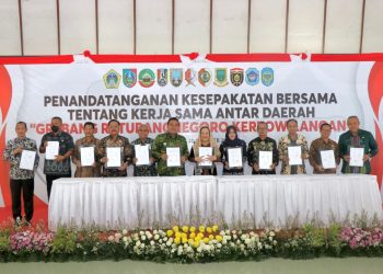 Para bupati dan wali kota usai melalukan penandatanganan naskah kerjasama daerah yang diberi nama "Grebang Ratubangnegoro Kertowilangan".