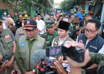 Kepala BNPB Letjen TNI Suharyanto saat meninjau banjir di Kabupaten Trenggalek.