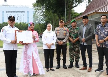 Apel deklarasi damai Pilkades serentak gelombang I tahun 2022 yang diselenggarakan di Alun-Alun Bojonegoro dan disaksikan Bupati Anna Mu'awanah.