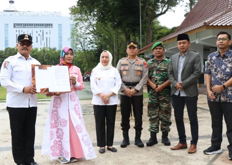 Apel deklarasi damai Pilkades serentak gelombang I tahun 2022 yang diselenggarakan di Alun-Alun Bojonegoro dan disaksikan Bupati Anna Mu'awanah.