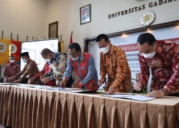 Wali Kota Surabaya Eri Cahyadi (kanan) meneken komitmen penerapan RB tematik penanggulangan kemiskinan tersebut di Universitas Gadjah Mada (UGM), Yogyakarta.