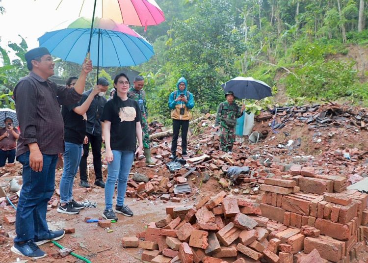 Arumi Bachsin mengunjungi dua desa terdampak bencana tanah longsor di Kabupaten Trenggalek.