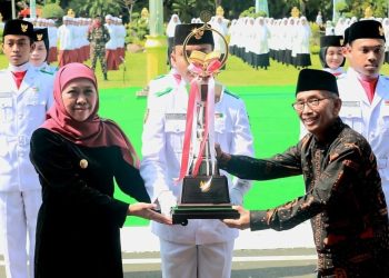 Ketua kontingen kafilah MTQ nasional ke - 29 KH Abdul Hamid  menyerahkan piala bergilir MTQ nasional kepada Gubernur Jawa Timur Khofifah Indar Parawansa di sela upacara Hari Santri Nasional.