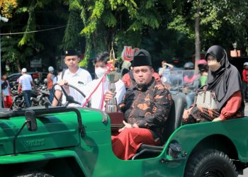 Kirab piala presiden atas gelar juara umum MTQ Nasional ke-29 yang diraih para kafilah Jawa Timur.