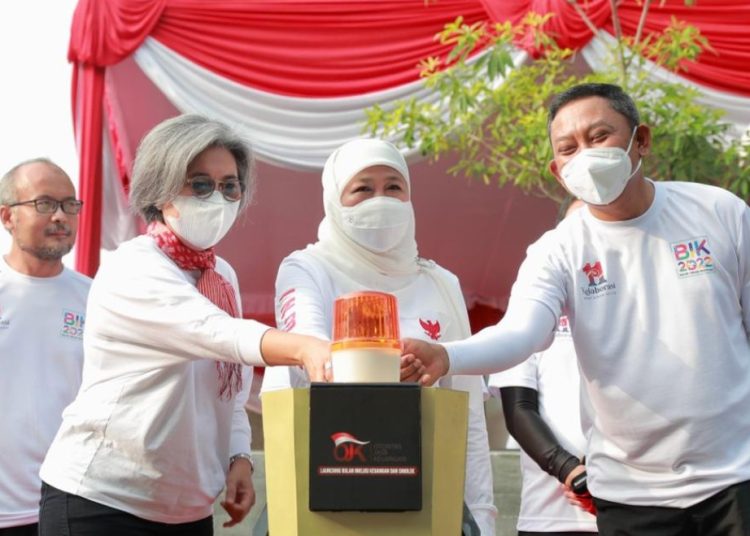 Gubernur Jatim Khofifah Indar Parawansa, Kepala Kantor OJK Regional 4 Jawa Timur Bambang Mukti Riyadi dan Anggota Komisi XI DPR RI Dapil Jawa Timur Indah Kurnia memencet tombol sirine sebagai tanda launching SiMOLEK.