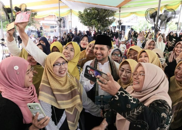 Wagub Jatim Emil Elestianto Dardak di sela menghadiri peringatan Maulid Nabi Muhammad SAW 1444 H dan Harlah MI Alfalah Sembayat ke 69 di halaman Masjid Istikmal Sembayat, Gresik.