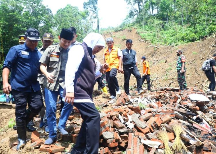 Gubernur Jawa Timur Khofifah Indar Parawansa meninjau  dampak bencana longsor yang terjadi di Desa Sumurup, Dusun Pule, Kecamatan Bendungan, Trenggalek.