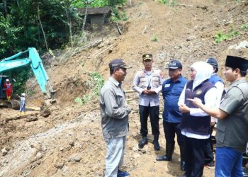 Gubernur Jatim Khofifah Indar Parawansa saat meninjau dampak bencana longsor di Desa Sumurup, Dusun Pule, Kecamatan Bendungan, Trenggalek.