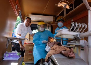 Wali Kota Surabaya Eri Cahyadi saat mendatangi baksos layanan terintegrasi di Kecamatan Sambikerep.