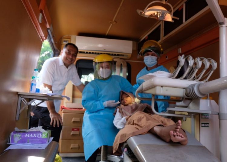 Wali Kota Surabaya Eri Cahyadi saat mendatangi baksos layanan terintegrasi di Kecamatan Sambikerep.