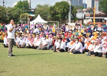 Wali Kota Surabaya Eri Cahyadi memberikan motivasi pada Kader Surabaya Hebat dalam apel gebyar Pemberantasan Sarang Nyamuk (PSN) Demam Berdarah Dengue (DBD) di lapangan Thor Kota Surabaya.