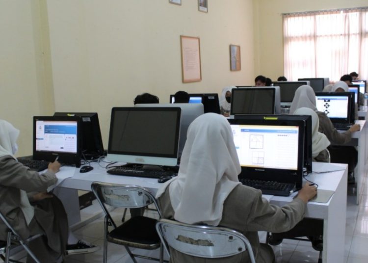 Tryout untuk siswa SMA dan sederajat secara serempak yang digelar di 53 sekolah di seluruh Provinsi Nusa Tenggara Barat (NTB).