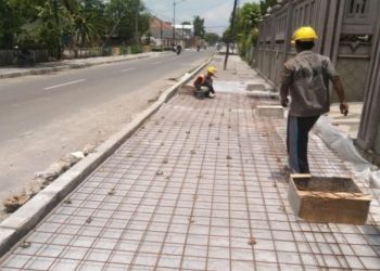 Pembangunan salah satu trotoar yang sedang dikebut pengerjaannya untuk selesai di tahun ini.