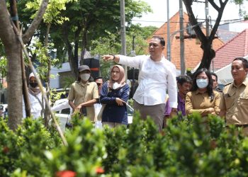 Wali Kota Surabaya Eri Cahyadi melakukan sidak taman pasif di kawasan Jalan Raya Darmo.