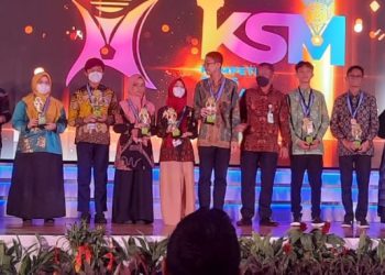 Prosesi penyerahan piala Kompetisi Sains Madrasah (KSM) Nasional.