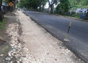 Salah satu proyek pelebaran jalan nasional di Bojonegoro yang sedang dalam penyelesaian.