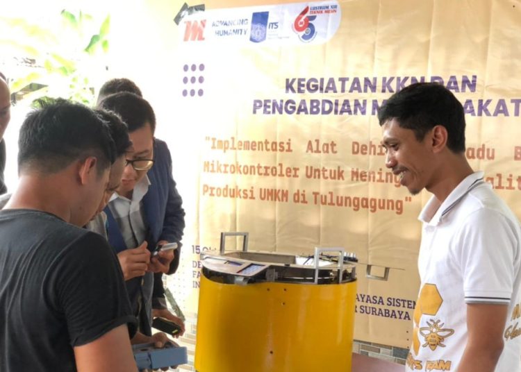 Tim Kuliah Kerja Nyata Pengabdian kepada Masyarakat (KKN Abmas) mahasiswa Institut Teknologi ITS menggagas pembuatan mesin dewatering madu untuk UMKM.