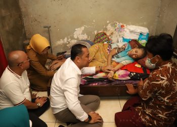 Wali Kota Eri Cahyadi saat mendatangi dan memberikan bantuan kemanusiaan kepada dua warga Kelurahan Wonokusumo, Kecamatan Semampir.