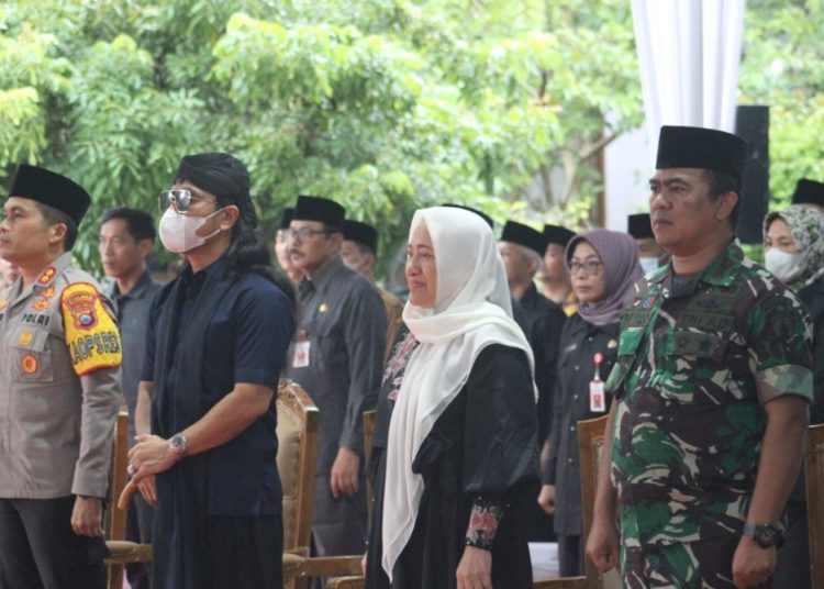 Bupati Bojonegoro Anna Mu'awanah dan Gus Miftah dalam peringatan Maulid Nabi Muhammad SAW di halaman rumah dinas bupati Bojonegoro.