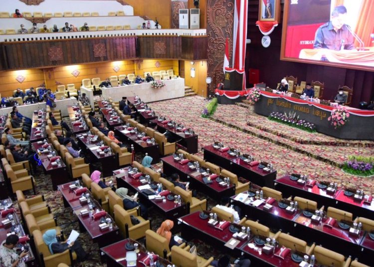 Rapat paripurna di DPRD Jatim yang mengesahkan empat Rancangan Peraturan Daerah (Raperda) ditetapkan menjadi peraturan daerah (Perda).