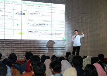 Wakil Gubernur Jatim Emil Elestianto Dardak saat menghadiri Ekon Goes to Campus yang diadakan Kementerian Koordinator Bidang Perekonomian di ITS.