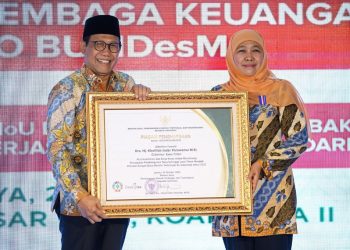 Gubernur Jatim Khofifah Indar Parawansa menerima penghargaan dari Menteri Desa, Pembangunan Daerah Tertinggal dan Transmigrasi Abdul Halim Iskandar.