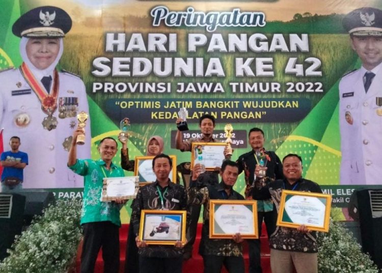 Para penerima penghargaan dalam peringatan Hari Pangan ke-42 di Jawa Timur ini yang digelar di JX Internasional Convention Exhibition Surabaya.