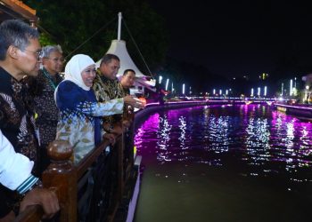 Gubernur Khofifah saat menerima peserta FRI tahun 2022 di Gedung Negara Grahadi. Khofifah juga membawa FRI menikmati suasana Kalimas di malam hari.