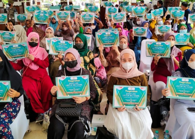 Para ibu hamil di Pendopo Kabuoaten Sidoarjo yang menerima bantuan dari Gubernur Jatim Khofifah Indar Parawansa.