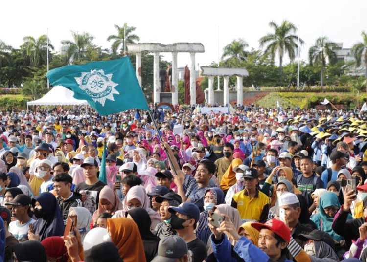Suasana jelang pemberangkatan jalan sehat semarak Muktamar Muhammadiyah dan Aisyiyah ke-48 Kota Surabaya, di Tugu Pahlawan Surabaya.