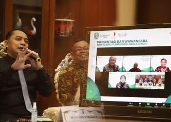 Wali Kota Surabaya Eri Cahyadi saat presentasi dan wawancara finalis Kompetisi Inovasi Pelayanan Publik (KOVABLIK) Provinsi Jawa Timur secara daring di rumah dinas wali kota.