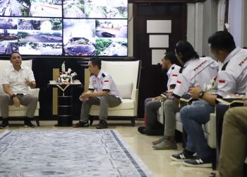 Wali Kota Surabaya Eri Cahyadi saat menemui perwakilan Front Driver Online Tolak Aplikator Nakal (Frontal) Kota Surabaya di ruang kerja wali kota.