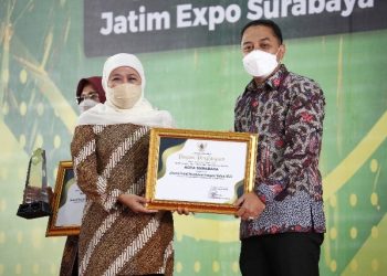 Wali Kota Surabaya Eri Cahyadi menerima penghargaan dari Gubernur Jatim Khofifah Indar Parawansa dalam acara peringatan Hari Pangan Sedunia ke-42 yang digelar di Jatim Expo International Convention Exhibition, Surabaya.