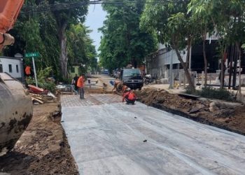 Salah satu pekerjaan pembangunan saluran air yang sudah dilakukan pemasangan penutup.